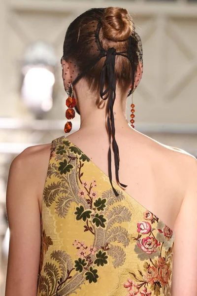 Look 16